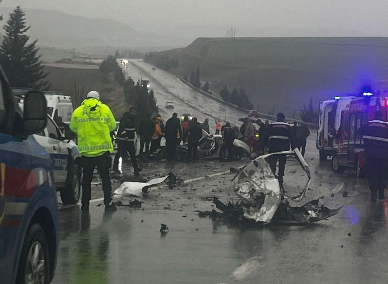 Otobüsle çarpışan otomobil adeta yok oldu! 3 ölü, 3 yaralı var 17